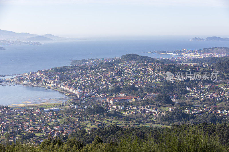 风景的Ria de Vigo, Moaña港和背景的canas，加利西亚西班牙